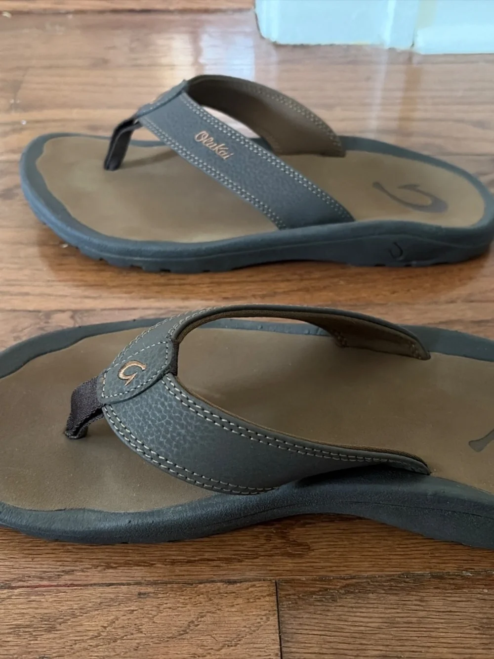 Men’s size 10M Olu Kai Brown flip flops